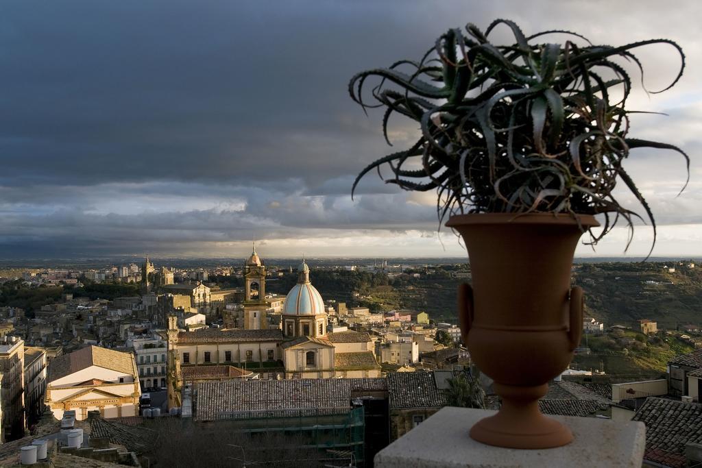 B&B Charme Il Dito E La Luna Caltagirone Dış mekan fotoğraf